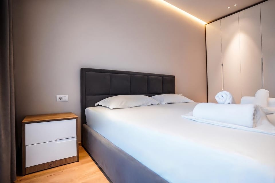 Bed, Photo of the whole room, Bedroom, towels