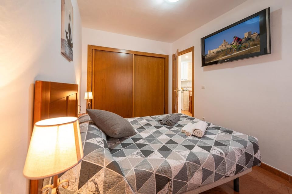 Bed, TV and multimedia, Photo of the whole room, Bedroom, wardrobe