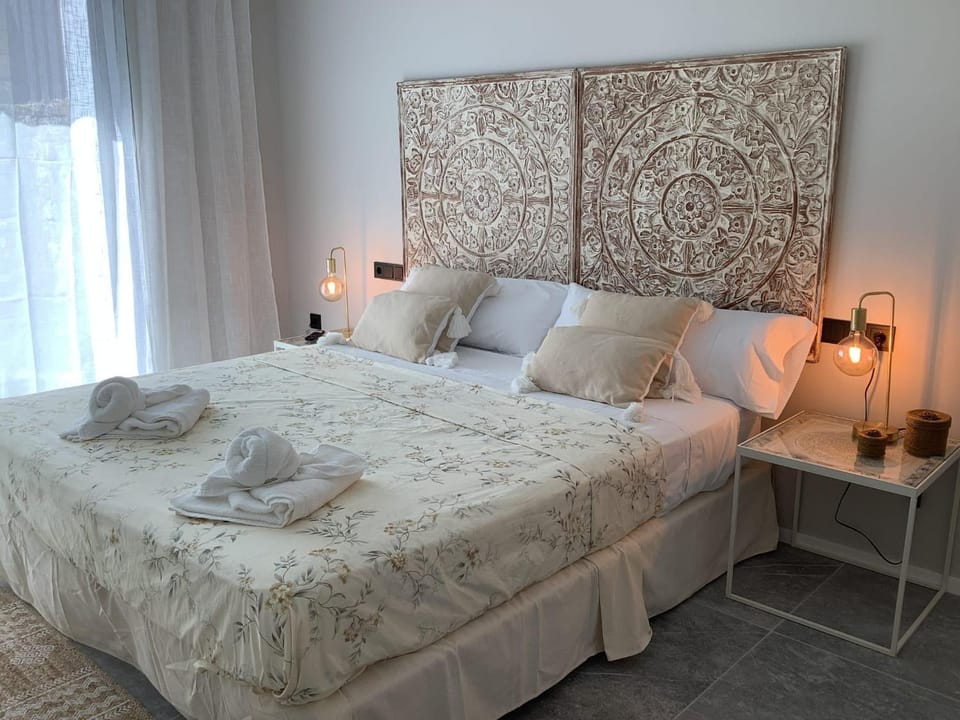 Bed, Bedroom, towels