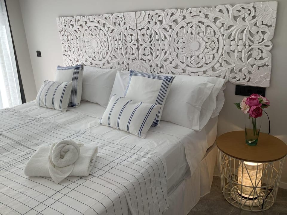 Bed, Bedroom, towels