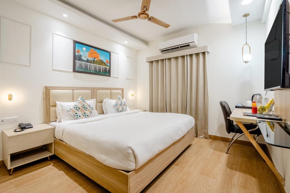 Bed, TV and multimedia, Photo of the whole room, Seating area, Bedroom, air conditioner