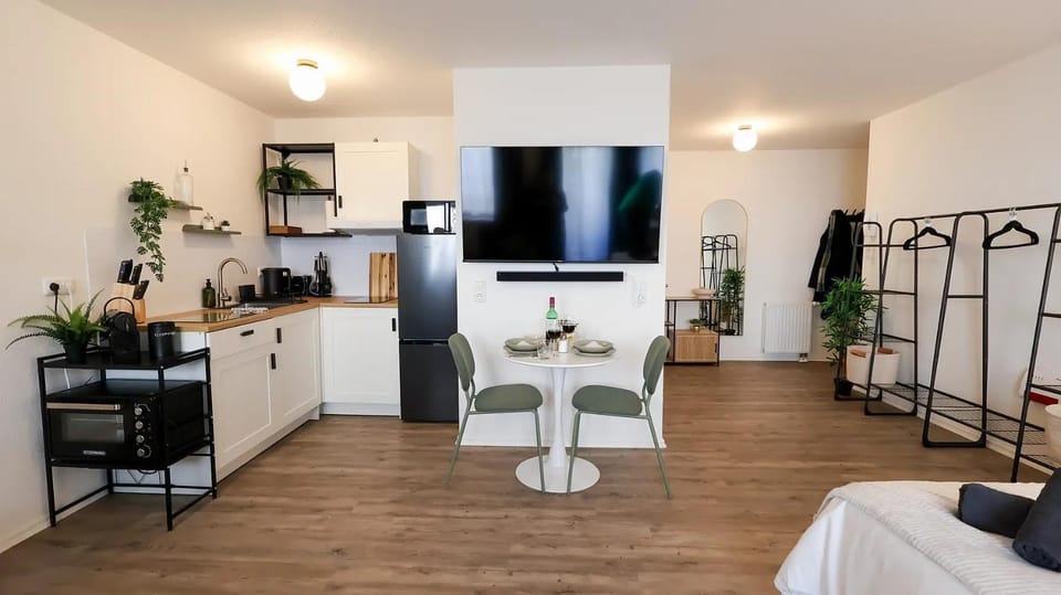 TV and multimedia, Kitchen or kitchenette, Dining area, oven, stove
