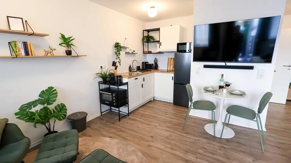 TV and multimedia, Coffee/tea facilities, Kitchen or kitchenette, Living room, Seating area, Dining area, oven, stove