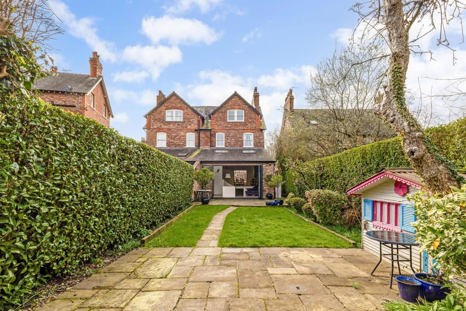 17 Trafford Road House in England