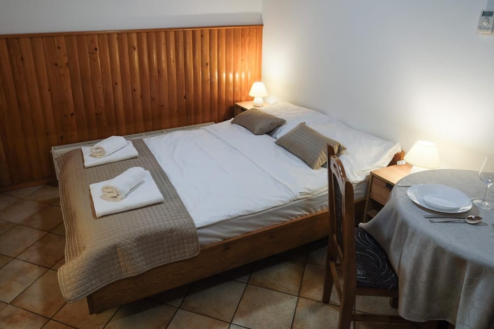 Bed, Bedroom, towels