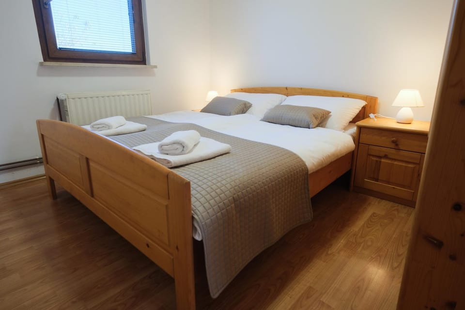 Bed, Bedroom, towels