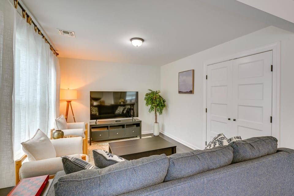 Walk to Train! Updated Apt in Huntington Station Apartment in Long Island