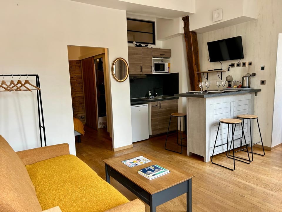 TV and multimedia, Coffee/tea facilities, Living room, Dining area, stove, toaster