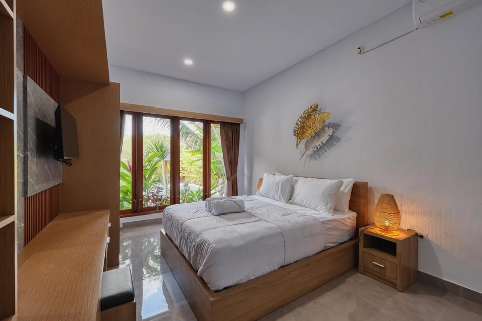 Bed, TV and multimedia, Bedroom, towels, air conditioner