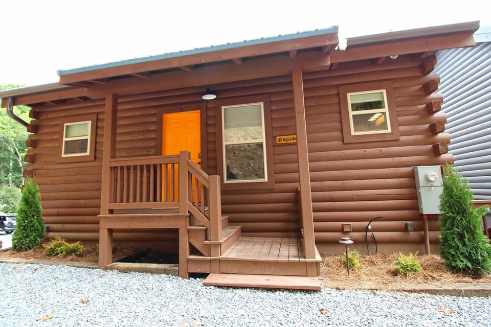 Magical Memories Brand New Veranda Level Cabin Overlooking Pond in Heart of Bryson City Cabin in Bryson City
