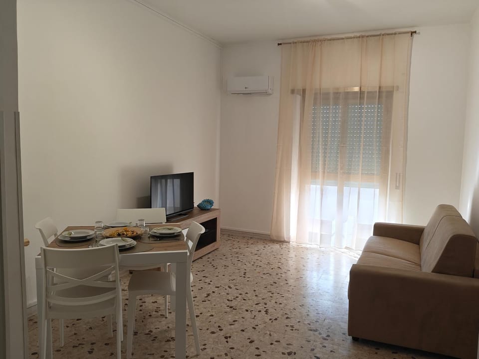 Communal lounge/ TV room, TV and multimedia, Seating area, Dining area, Evening entertainment, air conditioner