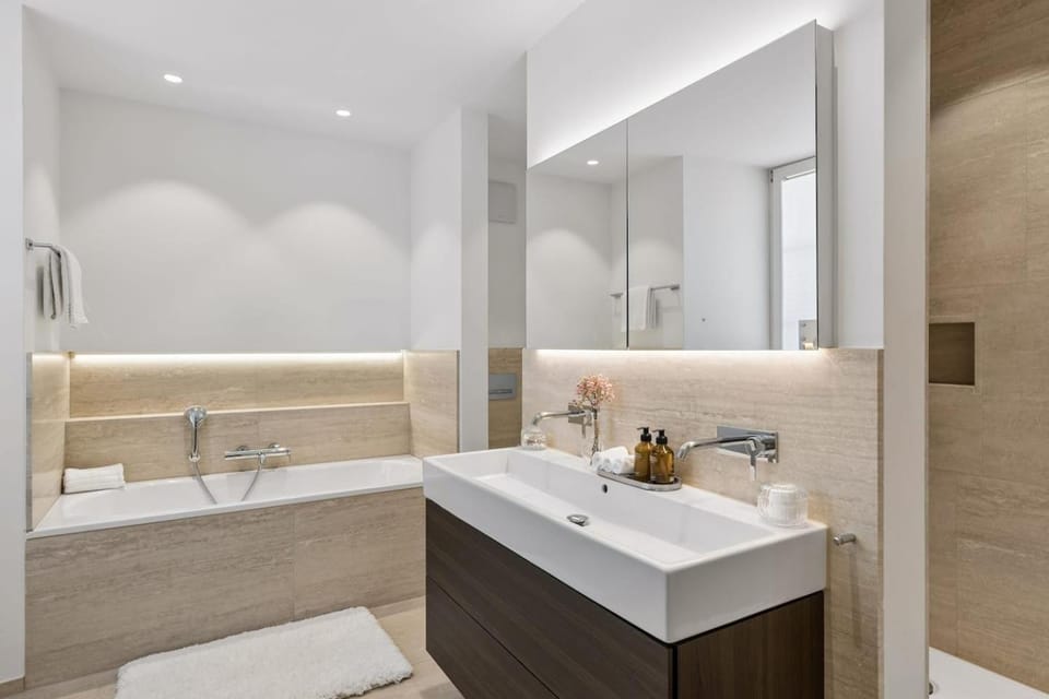 Designer Old Town residence WaterView AC Apartment in Zurich City