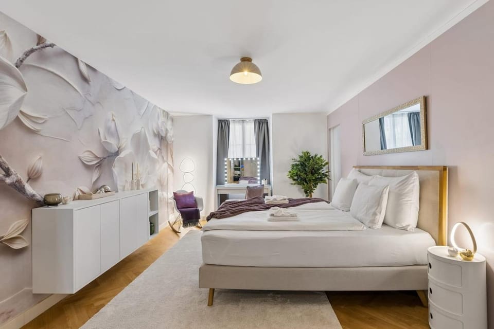 Designer Old Town residence WaterView AC Apartment in Zurich City