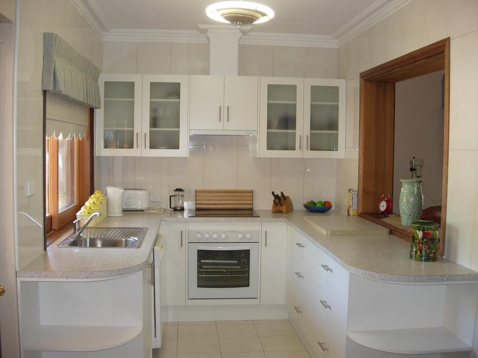 Restaurant/places to eat, Bed, BBQ facilities, Balcony/Terrace, Shopping Area