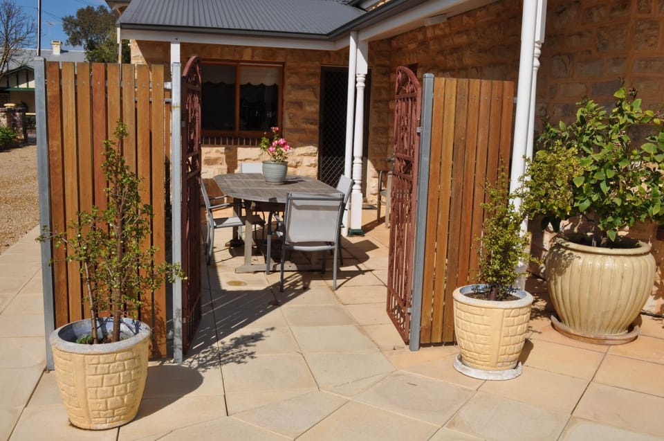 Restaurant/places to eat, BBQ facilities, Shopping Area