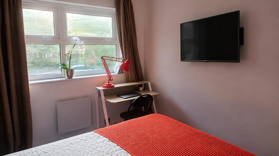 Bed, TV and multimedia, Bedroom, wardrobe