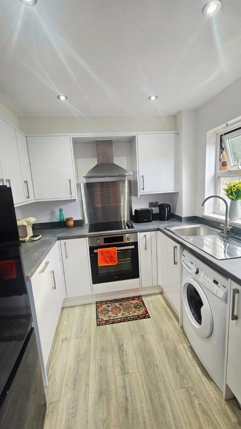 Coffee/tea facilities, Kitchen or kitchenette, Communal kitchen, oven, stove, washing machine, kitchen