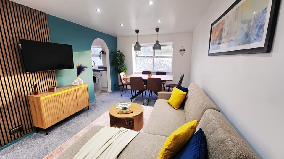 Communal lounge/ TV room, TV and multimedia, Living room, Seating area, Dining area