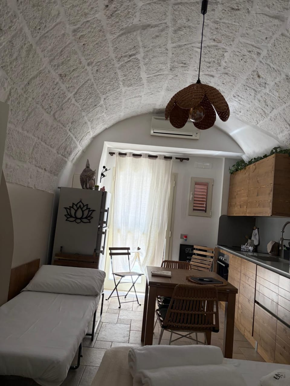 Property building, Kitchen or kitchenette, Living room, Photo of the whole room, Seating area, Dining area, Bedroom, minibar