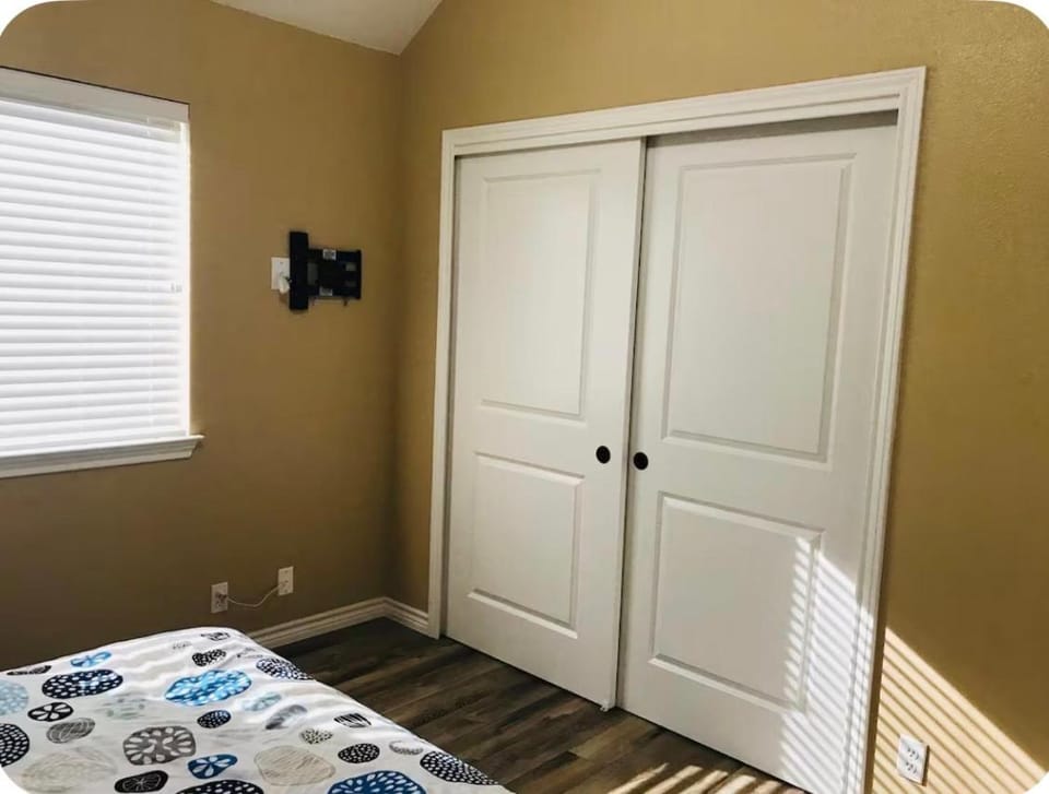 A Private Room in a beautiful white stone house Vacation rental in Round Rock