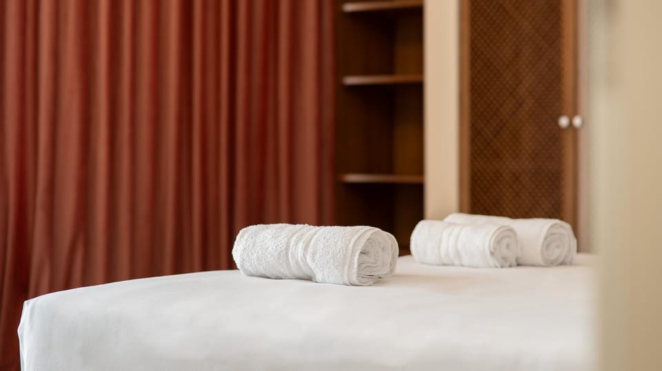 Bed, Photo of the whole room, Bedroom, towels