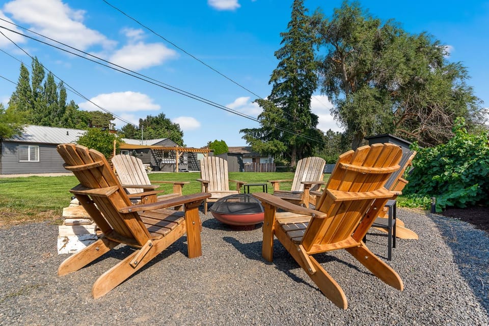 Patio, Garden, Seating area, fireplace