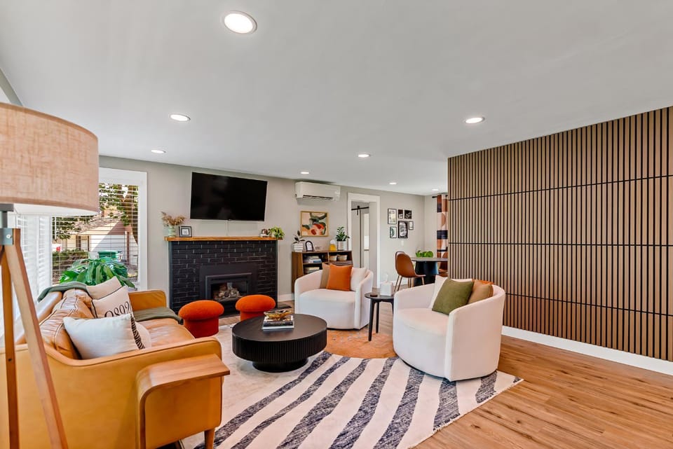 TV and multimedia, Living room, Seating area, fireplace
