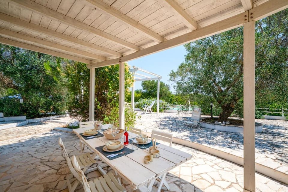 Patio, Day, Garden, Dining area, Garden view