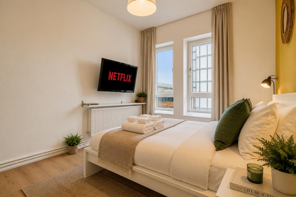 Bed, TV and multimedia, Bedroom