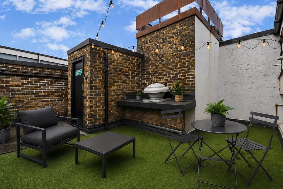 Property building, Patio, Day, Garden, Seating area, Garden view