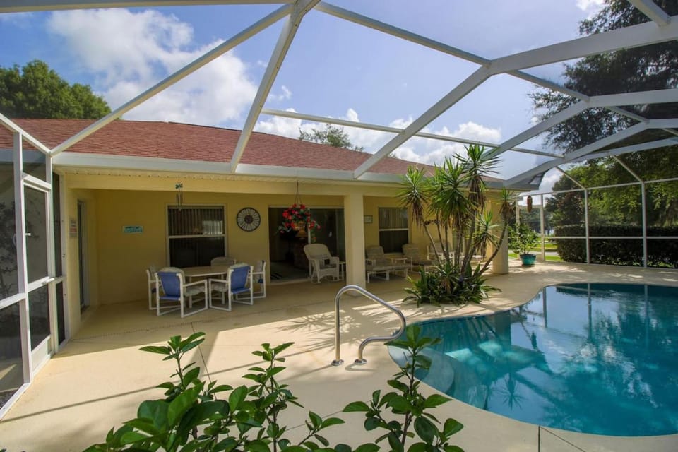 Property building, Balcony/Terrace, Pool view, Swimming pool