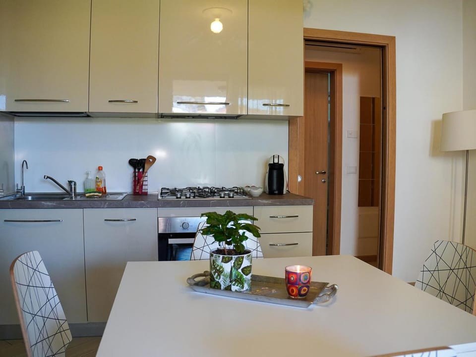 Kitchen or kitchenette, Dining area, dishwasher, flat iron, oven, pet friendly, stove
