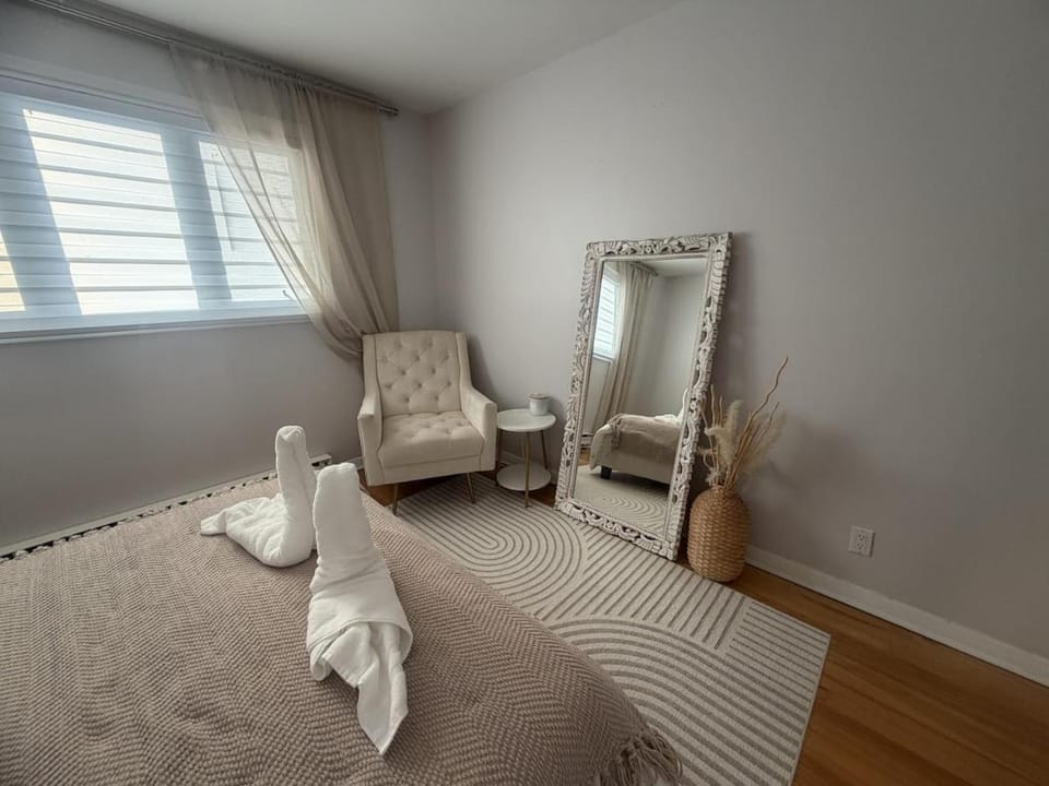 Cozy Home Near Place Bell House in Laval