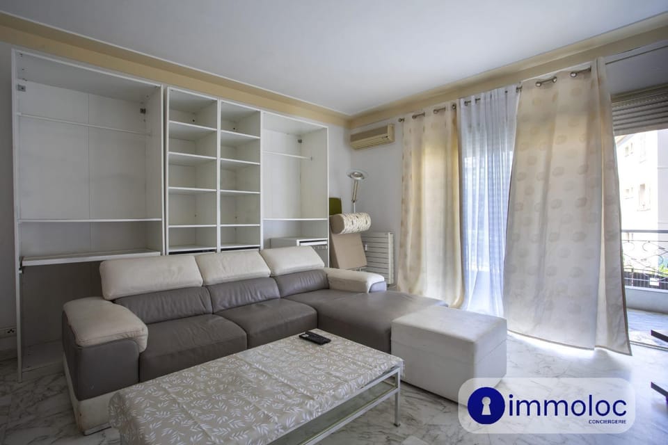 Spacious apartment with terrace in the Cimiez district Apartment in Nice