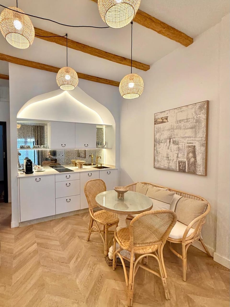 Kitchen or kitchenette, Seating area, Dining area, stove