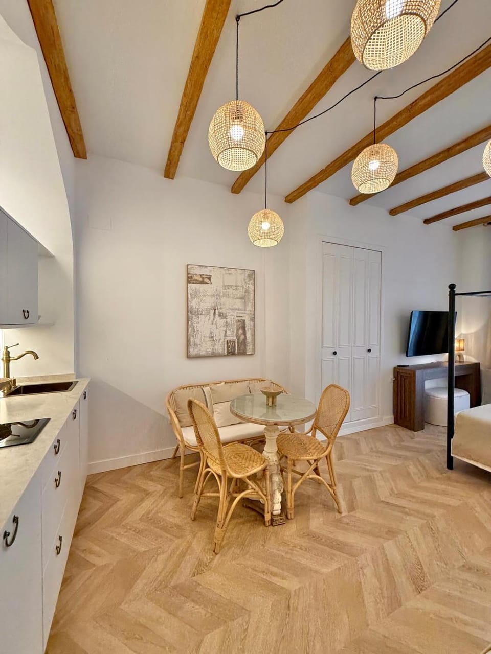 Kitchen or kitchenette, Photo of the whole room, Dining area