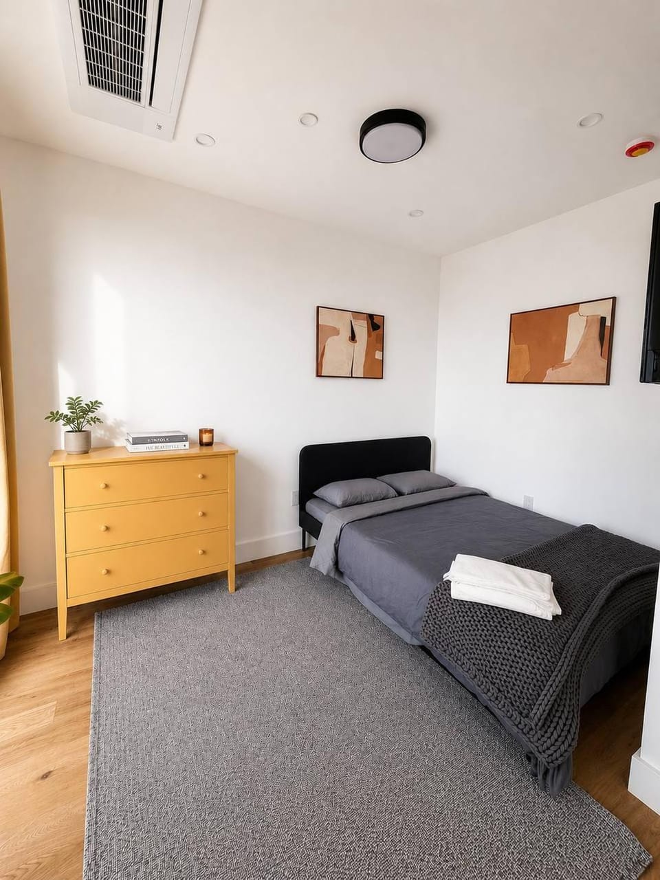 TV and multimedia, Seating area, Bedroom