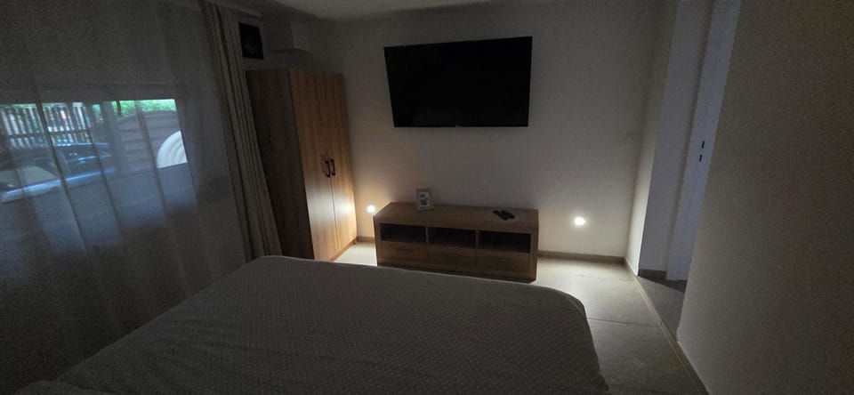 Bed, TV and multimedia, Bedroom