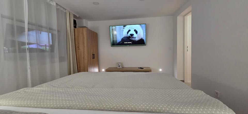 Bed, TV and multimedia, Bedroom