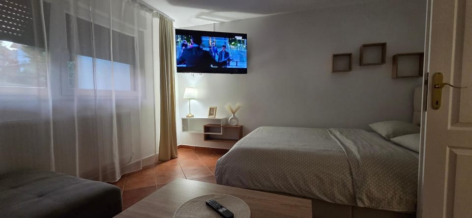 Bed, TV and multimedia, Decorative detail, Bedroom