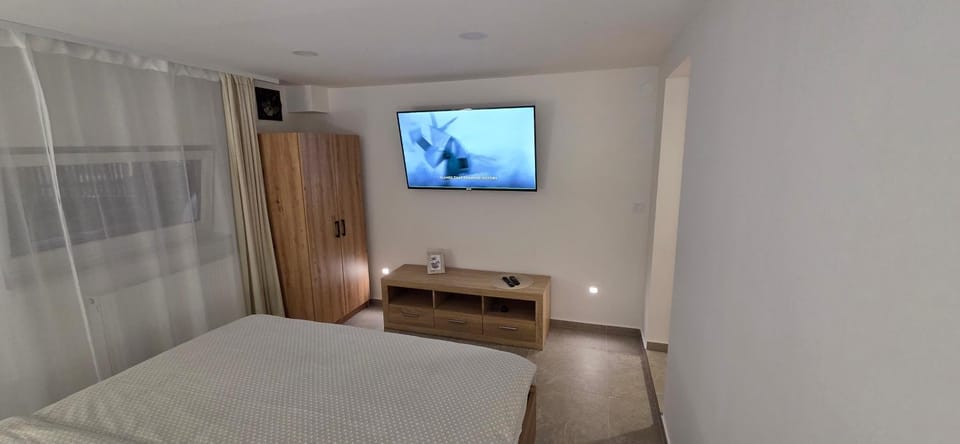 Bed, TV and multimedia, Bedroom