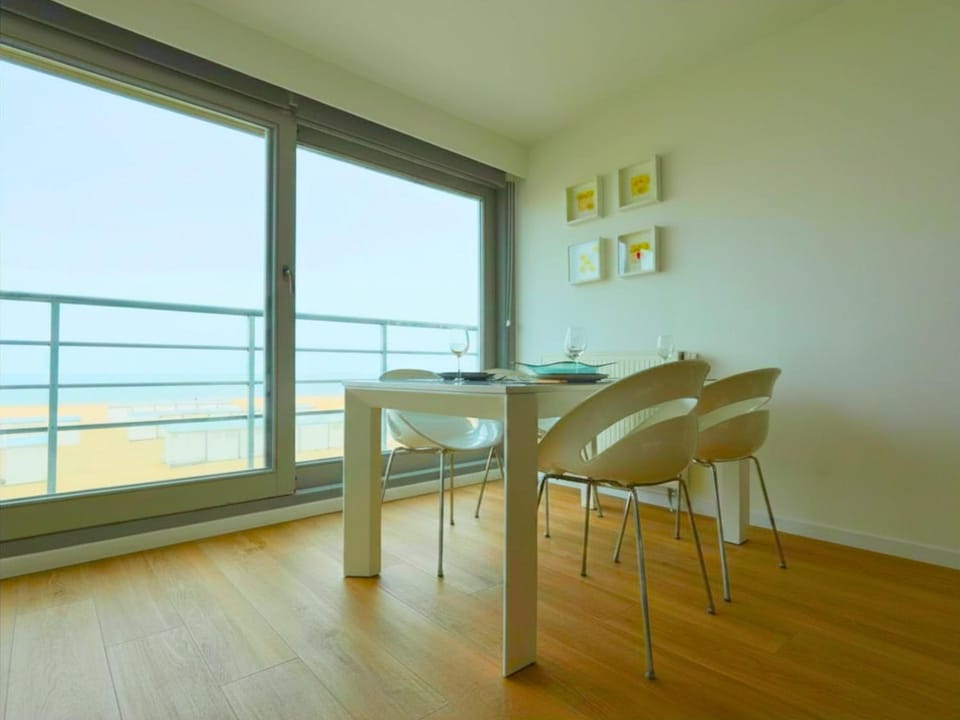 Living room, Dining area, Garden view