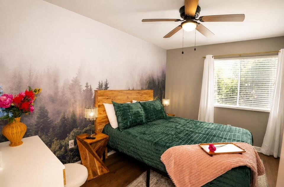 Heavenly Hideaway - Indoor Outdoor Pools- Hot Tubs- Private Balcony House in Gatlinburg
