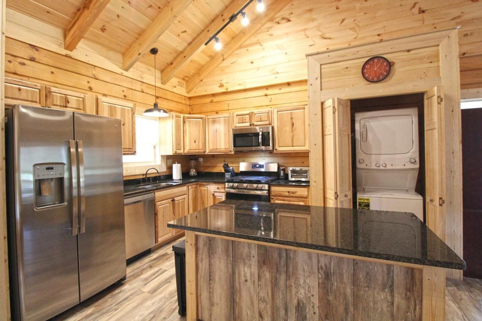 Moose Tracks Downtown Veranda Level Cabin with Hot Tub Cabin in Bryson City