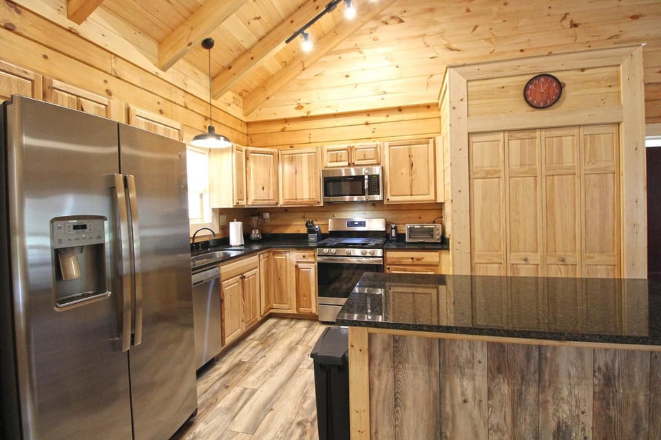 Moose Tracks Downtown Veranda Level Cabin with Hot Tub Cabin in Bryson City