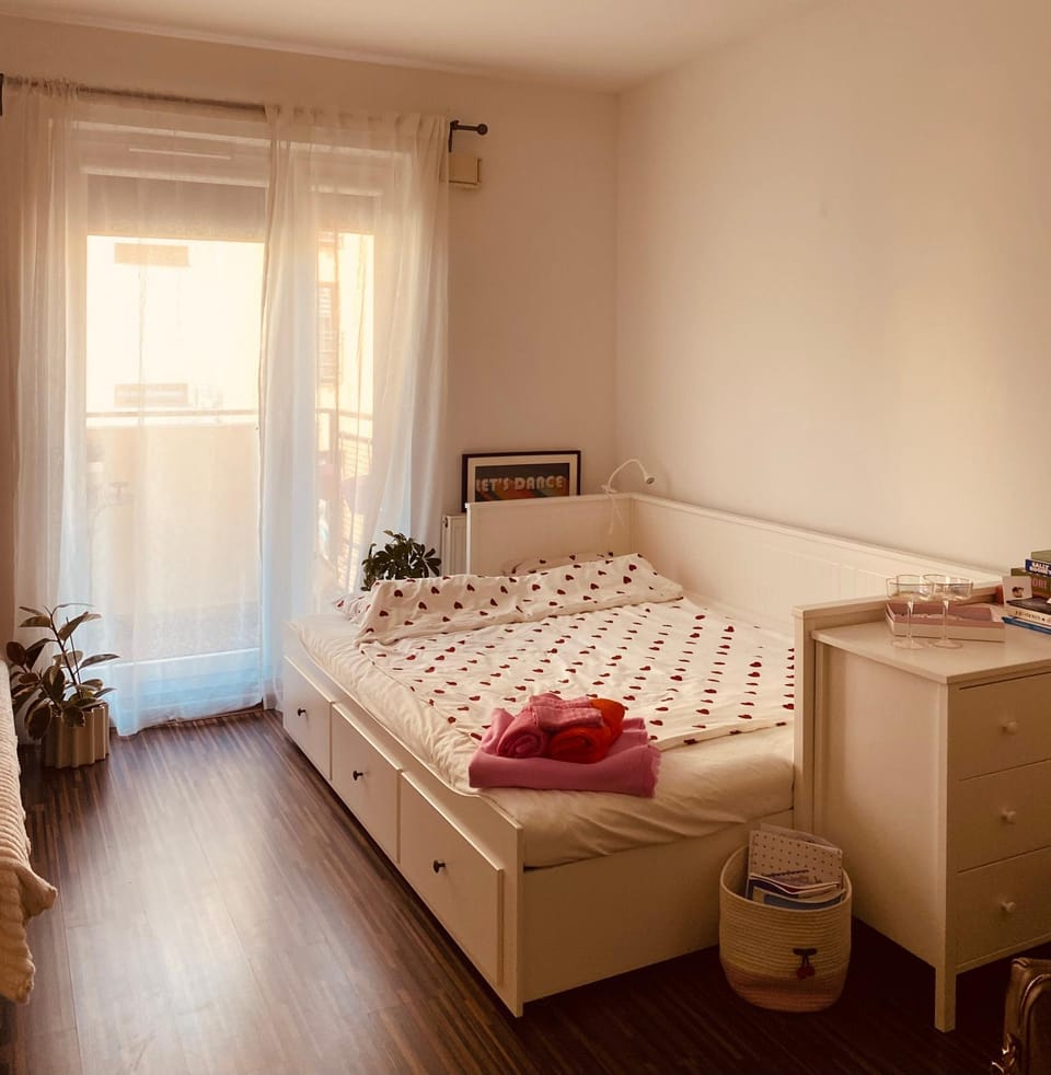 Bed, Photo of the whole room, Bedroom, towels