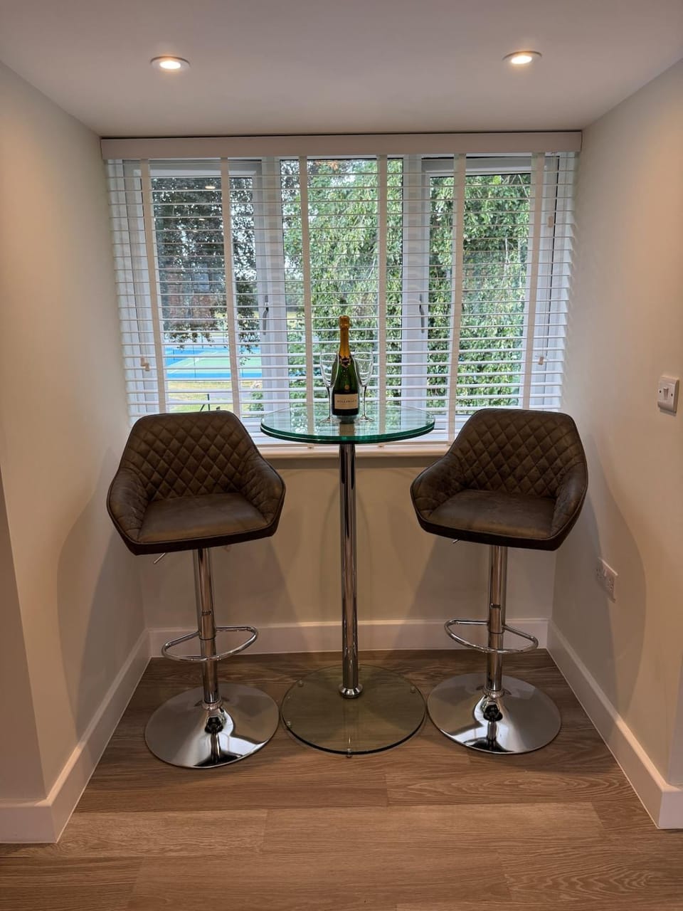 Seating area, Breakfast