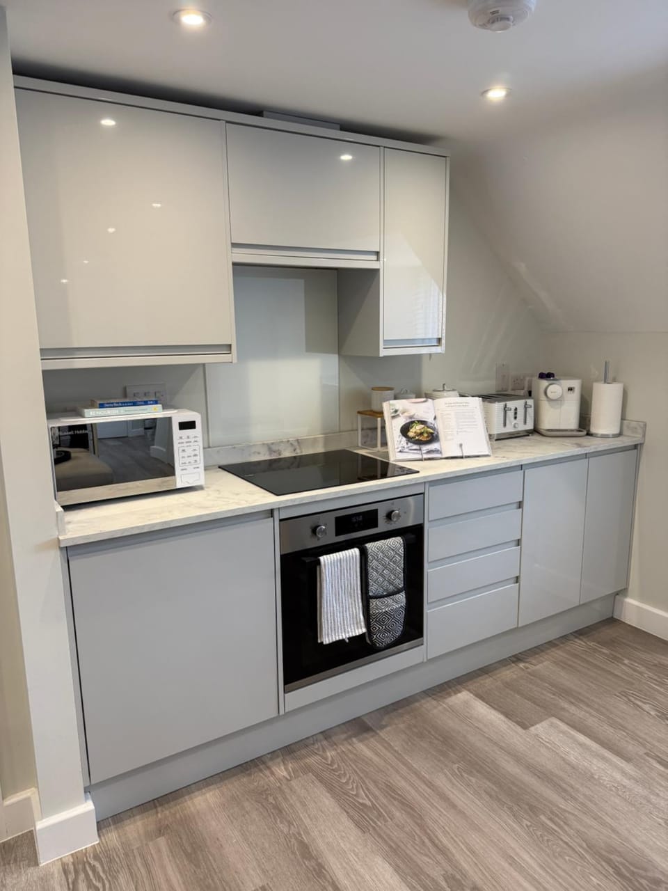 Coffee/tea facilities, Kitchen or kitchenette, stove, toaster