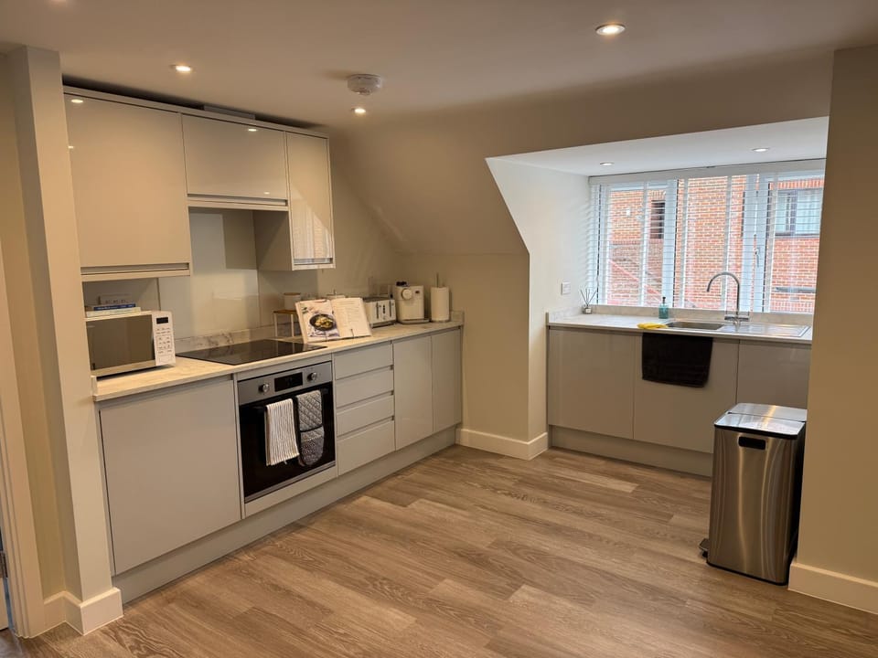 Coffee/tea facilities, Kitchen or kitchenette, dishwasher, oven, stove, toaster