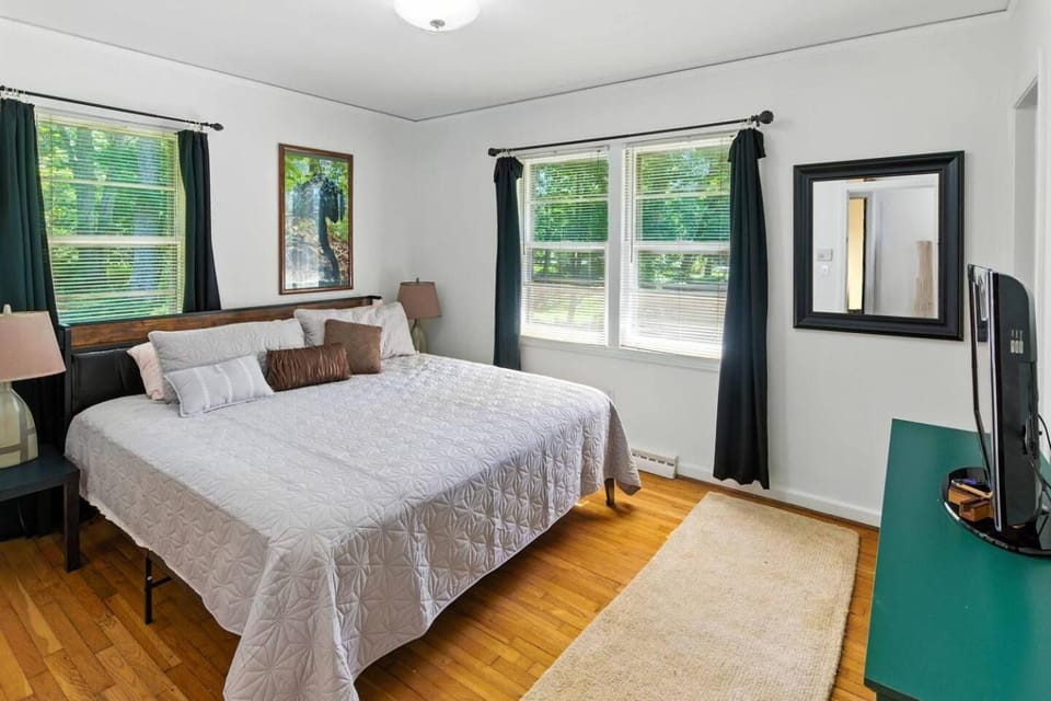 Charming Ranch, 2BR Oasis Downtown Travelers Rest House in Travelers Rest